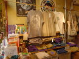 ヘンプのTシャツや服が並ぶ店内